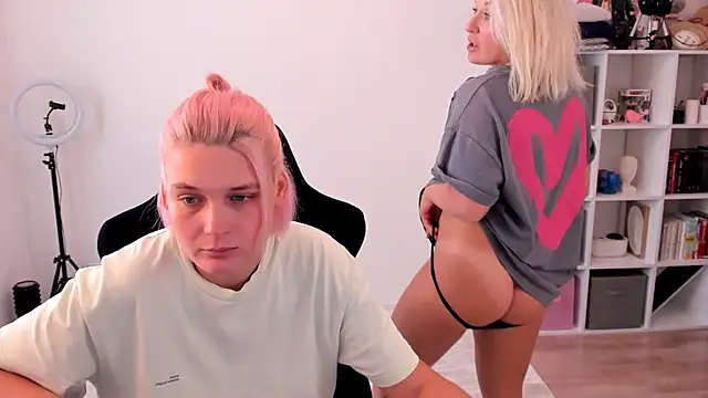 Snapshot of hotblonds chatting on October 2, 2025, 10:44 am hotblonds online show from October 2, 2025, 10:44 am