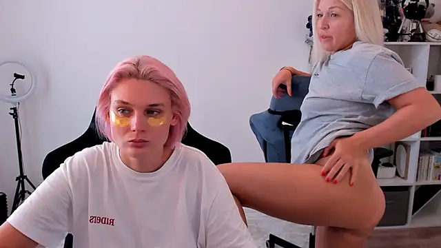 Snapshot of hotblonds chatting on October 4, 2025, 10:13 am hotblonds online show from October 4, 2025, 10:13 am