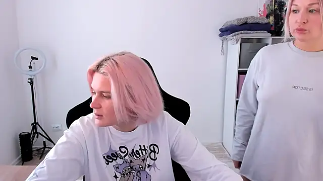 Snapshot of hotblonds chatting on October 18, 2025, 10:16 am hotblonds online show from October 18, 2025, 10:16 am