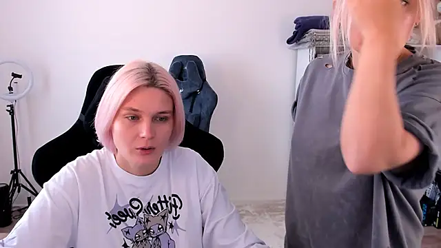 Snapshot of hotblonds chatting on October 19, 2025, 9:54 am hotblonds online show from October 19, 2025, 9:54 am