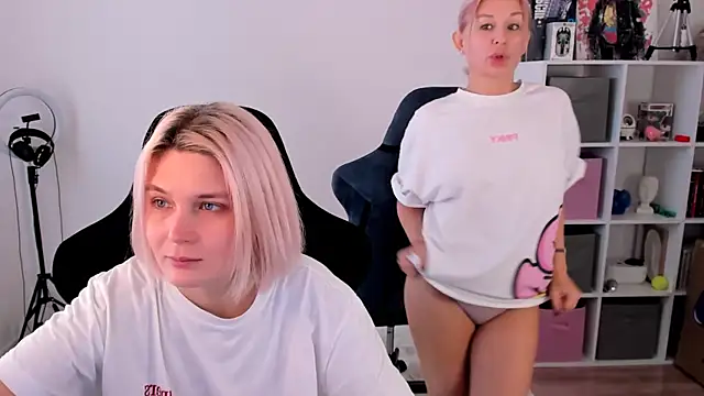 Snapshot of hotblonds chatting on November 10, 2025, 11:09 am hotblonds online show from November 10, 2025, 11:09 am