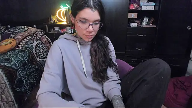 Snapshot of Lilmarieee chatting on February 15, 2025, 12:59 am Lilmarieee online show from February 15, 2025, 12:59 am