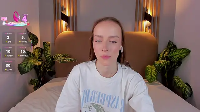 Snapshot of Kira_Quinn chatting on November 1, 2025, 6:48 am Kira Quinn online show from November 1, 2025, 6:48 am