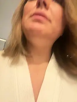 Emma roqueen online show from March 18, 2026, 10:35 pm