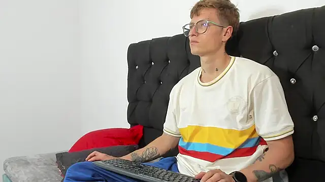 Snapshot of A_sexy_couple__ chatting on October 5, 2025, 9:13 pm A sexy couple online show from October 5, 2025, 9:13 pm