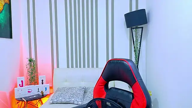 Britney taylor  online show from December 4, 2025, 5:32 pm