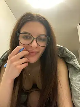 Snapshot of little_belucci chatting on February 25, 2025, 7:47 pm little belucci online show from February 25, 2025, 7:47 pm