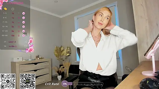 Snapshot of HotyPlays chatting on October 16, 2025, 2:18 pm HotyPlays online show from October 16, 2025, 2:18 pm