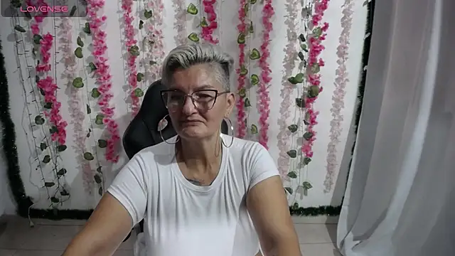 Snapshot of bety-cum2 chatting on February 6, 2025, 7:40 pm bety-cum2 online show from February 6, 2025, 7:40 pm