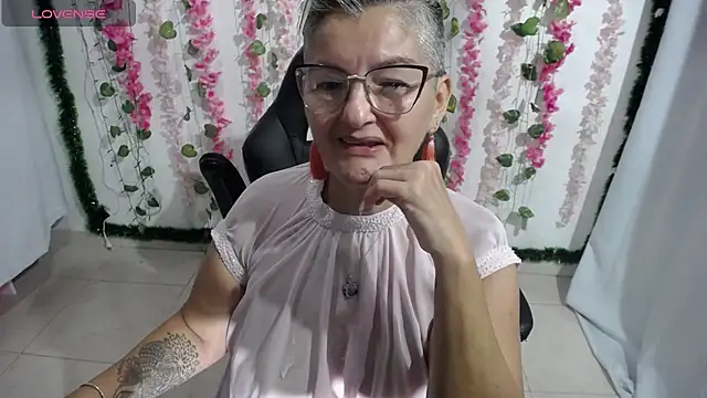 Snapshot of bety-cum2 chatting on February 7, 2025, 2:15 pm bety-cum2 online show from February 7, 2025, 2:15 pm