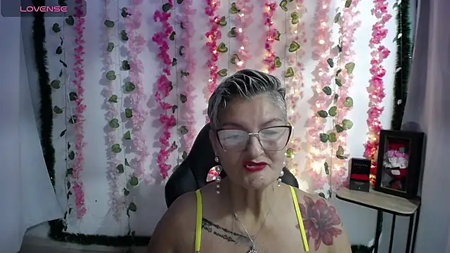 Snapshot of bety-cum2 chatting on February 12, 2025, 1:06 pm bety-cum2 online show from February 12, 2025, 1:06 pm
