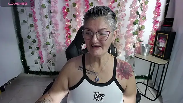 Snapshot of bety-cum2 chatting on February 16, 2025, 4:32 pm bety-cum2 online show from February 16, 2025, 4:32 pm