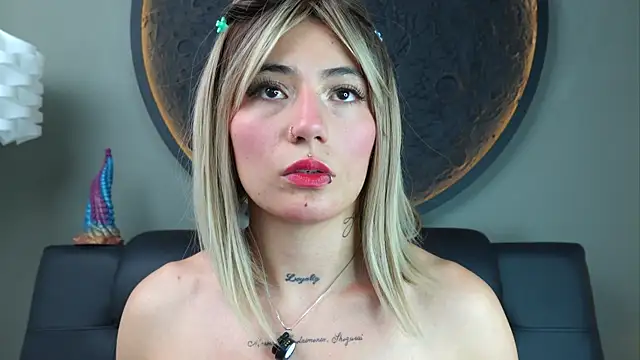 miss sharlotte18 online show from November 22, 2025, 6:07 pm