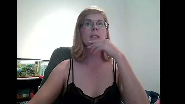 Snapshot of SavannaGirly chatting on March 13, 2025, 4:45 pm SavannaGirly online show from March 13, 2025, 4:45 pm
