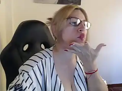 Snapshot of Chayla_Ruiz chatting on December 13, 2024, 3:43 pm Chayla Ruiz online show from December 13, 2024, 3:43 pm