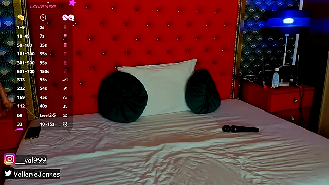 Snapshot of VallerieJones chatting on November 1, 2025, 9:28 pm VallerieJones online show from November 1, 2025, 9:28 pm