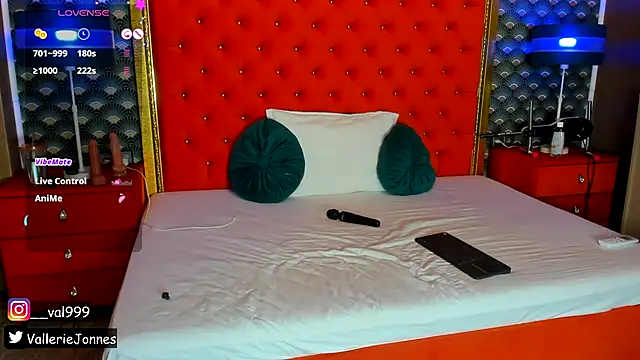 Snapshot of VallerieJones chatting on November 4, 2025, 12:43 am VallerieJones online show from November 4, 2025, 12:43 am