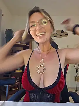 Snapshot of MissMialicious chatting on May 14, 2026, 4:25 pm MissMialicious online show from May 14, 2026, 4:25 pm