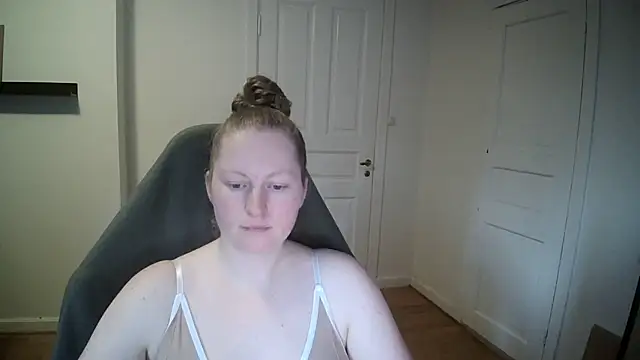 Snapshot of Girlnina-1995 chatting on February 5, 2025, 1:44 pm Girlnina-1995 online show from February 5, 2025, 1:44 pm