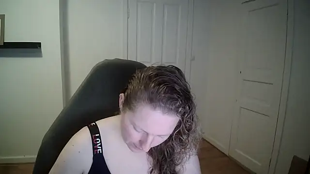 Snapshot of Girlnina-1995 chatting on March 4, 2025, 10:35 am Girlnina-1995 online show from March 4, 2025, 10:35 am