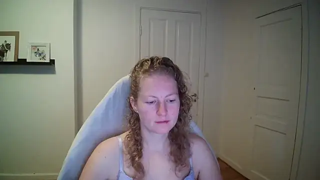 Snapshot of Girlnina-1995 chatting on October 6, 2025, 7:06 am Girlnina-1995 online show from October 6, 2025, 7:06 am