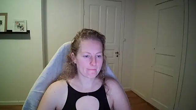 Snapshot of Girlnina-1995 chatting on November 5, 2025, 9:20 am Girlnina-1995 online show from November 5, 2025, 9:20 am