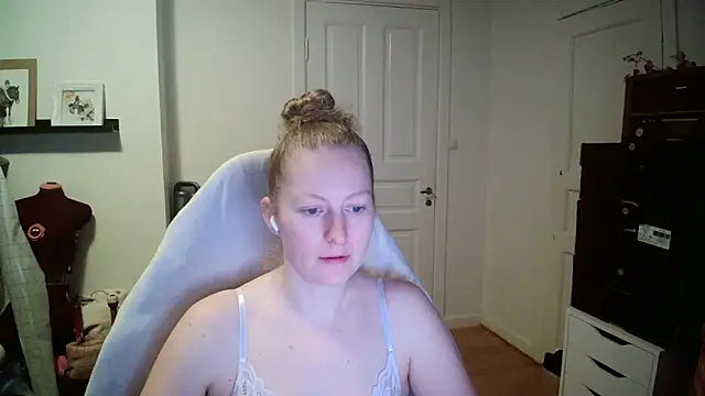 Girlnina-1995 online show from December 18, 2025, 10:10 am