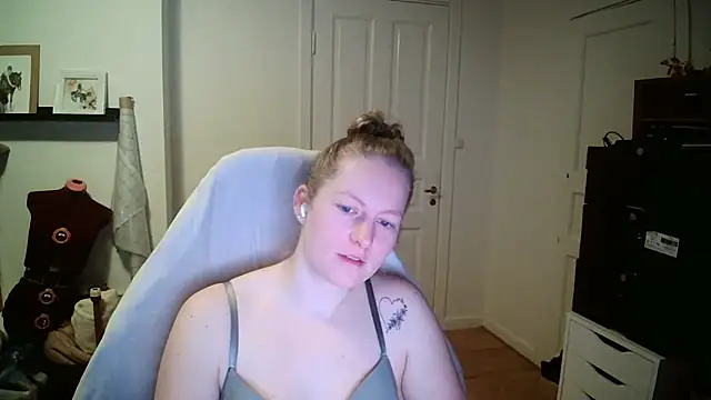 Girlnina-1995 online show from January 7, 2026, 10:01 pm