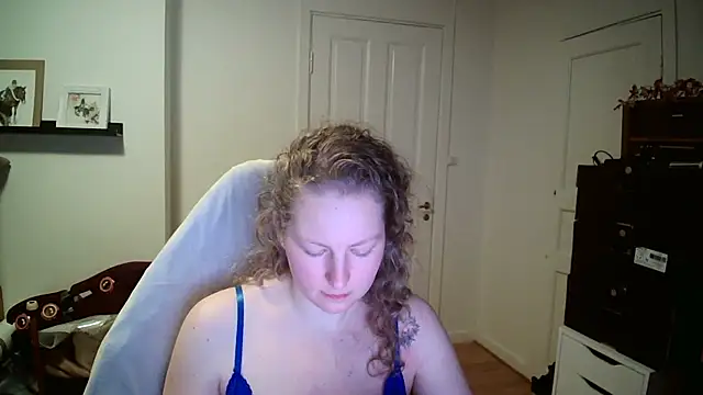 Girlnina-1995 online show from February 10, 2026, 9:52 pm