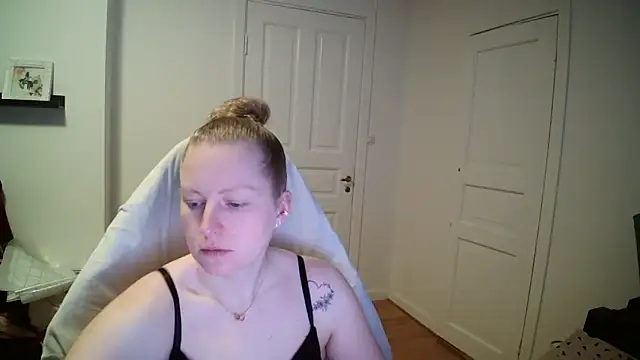 Girlnina-1995 online show from March 5, 2026, 9:27 am