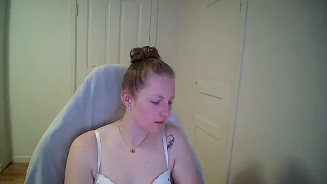 Girlnina-1995 online show from April 1, 2026, 1:52 pm