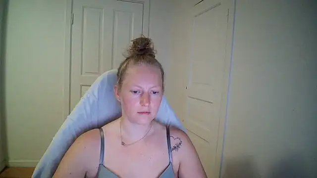 Girlnina-1995 online show from July 14, 2026, 5:56 am