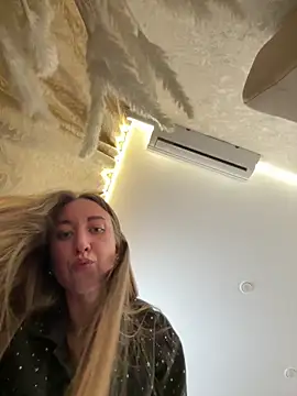 Snapshot of EvaCatt chatting on October 7, 2025, 2:42 am EvaCatt online show from October 7, 2025, 2:42 am