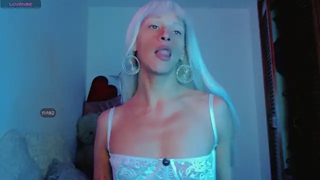 Snapshot of Summer_XO chatting on January 1, 2025, 12:11 am Summer XO online show from January 1, 2025, 12:11 am