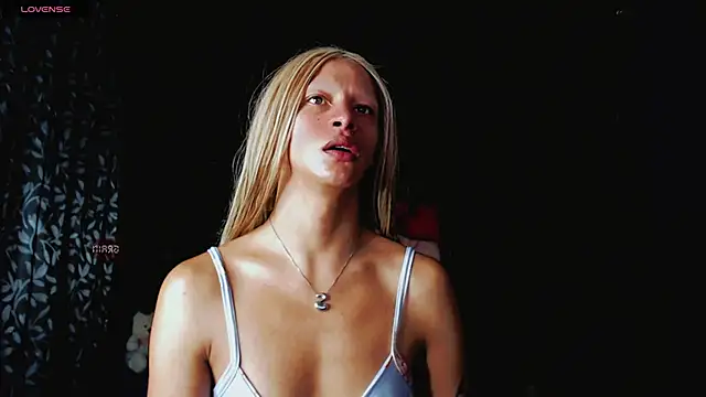 Snapshot of Summer_XO chatting on January 27, 2025, 12:01 am Summer XO online show from January 27, 2025, 12:01 am