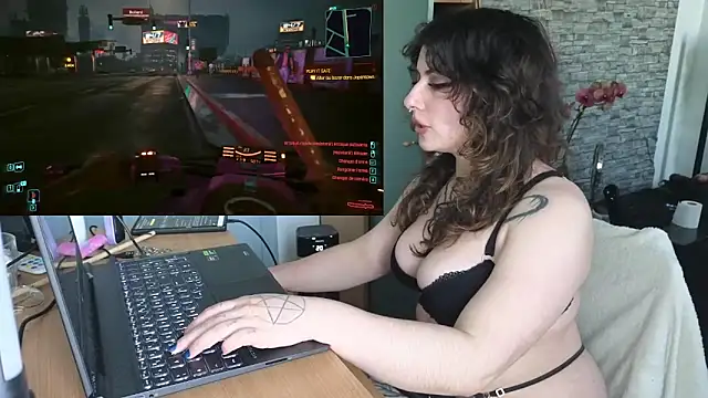 Snapshot of Moxxxie chatting on October 28, 2025, 4:20 pm Moxxxie online show from October 28, 2025, 4:20 pm