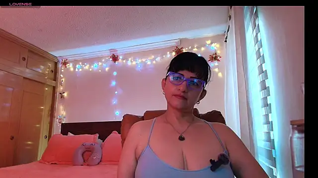 ISABEEL SOFIA01 online show from April 12, 2026, 12:43 pm