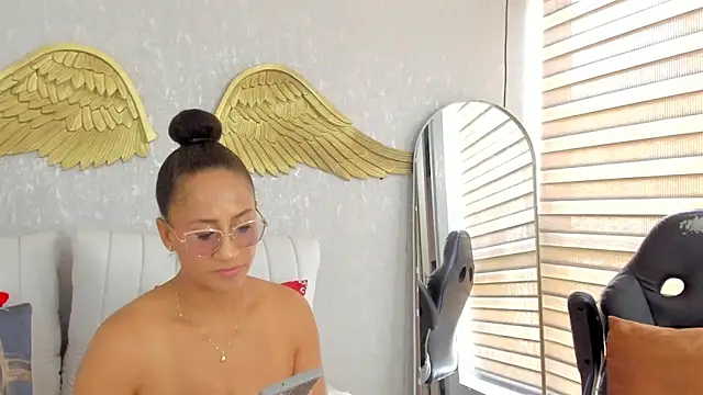 Snapshot of EmmaFerrary chatting on February 26, 2026, 4:39 pm EmmaFerrary online show from February 26, 2026, 4:39 pm