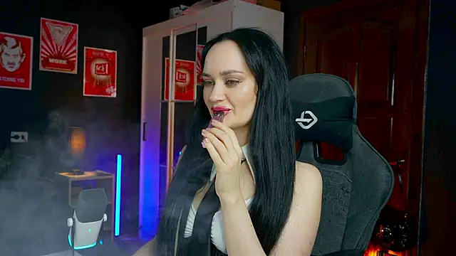 QueenAliss online show from November 30, 2025, 7:01 am