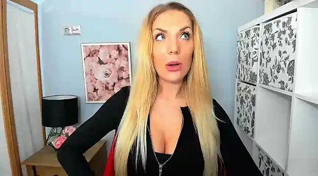 Snapshot of AulloraHoney chatting on December 18, 2024, 8:57 pm AulloraHoney online show from December 18, 2024, 8:57 pm