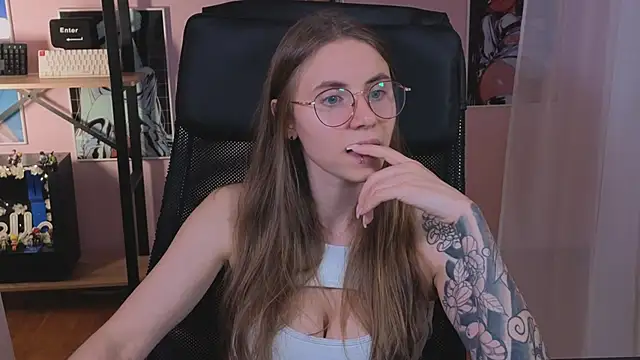  AnnaStark  online show from September 20, 2025, 7:15 pm