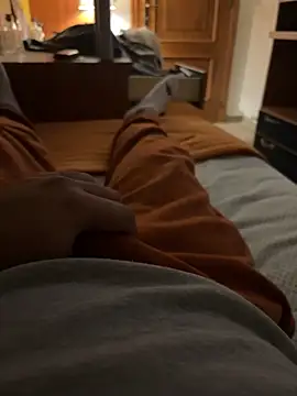 alex21017 online show from November 8, 2025, 2:12 am