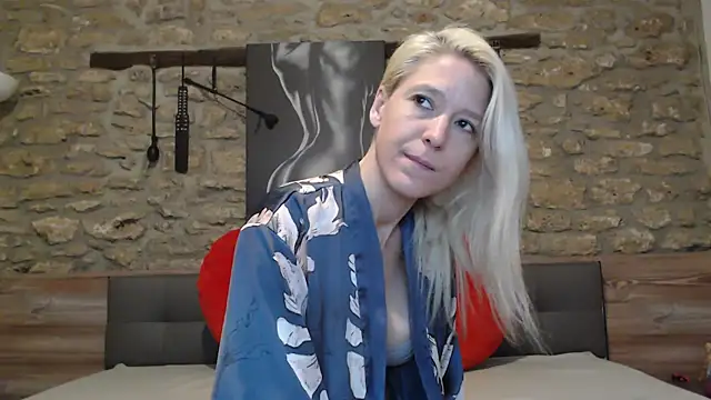 Naschkatze01 online show from February 18, 2026, 7:15 am