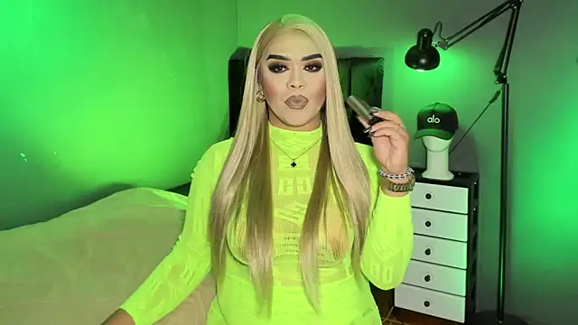 VictoriaEliz online show from May 3, 2026, 4:02 pm