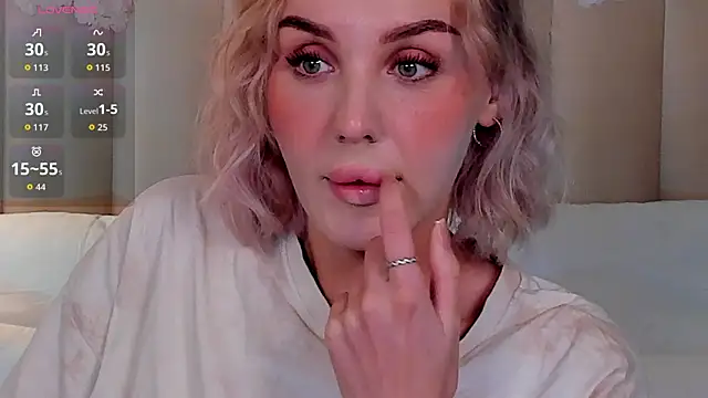 Snapshot of LianaFord chatting on October 12, 2025, 11:04 pm LianaFord online show from October 12, 2025, 11:04 pm