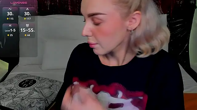 Snapshot of LianaFord chatting on October 24, 2025, 11:45 pm LianaFord online show from October 24, 2025, 11:45 pm