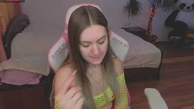 Snapshot of CyrilaPuff chatting on December 19, 2024, 6:45 am CyrilaPuff online show from December 19, 2024, 6:45 am