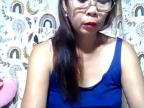 Snapshot of urwife_tobe chatting on May 5, 2026, 1:19 pm urwife tobe online show from May 5, 2026, 1:19 pm