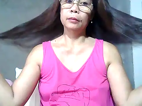 Snapshot of urwife_tobe chatting on May 11, 2026, 9:01 pm urwife tobe online show from May 11, 2026, 9:01 pm