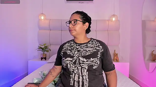 DanielleEvans  online show from November 18, 2025, 11:25 am